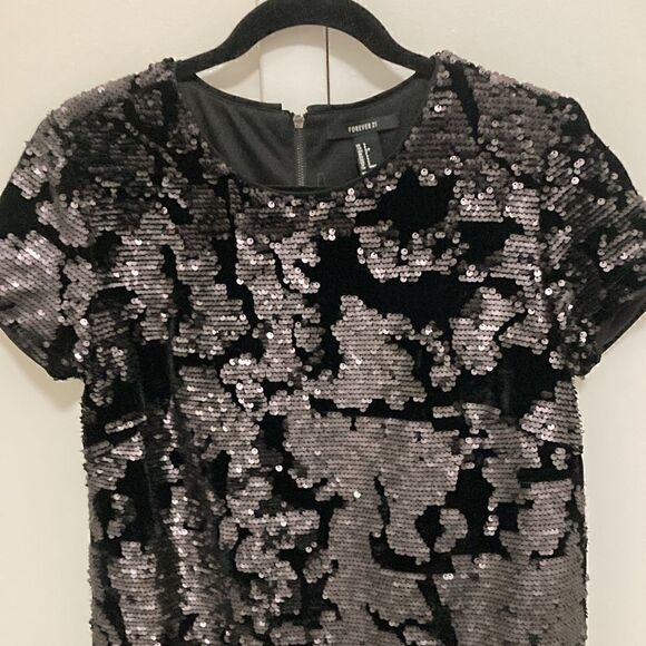 Forever 21 NWOT Women’s Dress in Black Velvet with Sequin Pattern. Size Small. - Picture 3 of 8